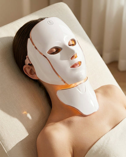 Mujer usando la mascarilla LED Dolce Lumina en el rostro